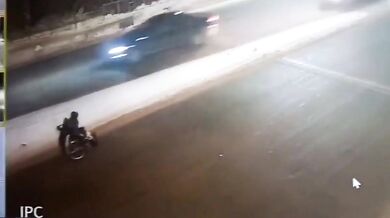 Nehoda vozíčkáře na silnici...