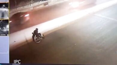 Nehoda vozíčkáře na silnici...