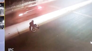 Nehoda vozíčkáře na silnici...