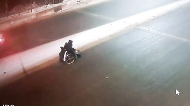 Nehoda vozíčkáře na silnici...