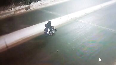 Nehoda vozíčkáře na silnici...