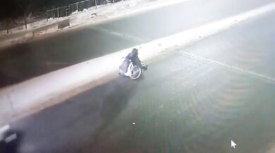 Nehoda vozíčkáře na silnici...