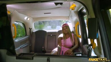 Černošská skejťačka s obříma kozama a zadkem si to rozdala s taxikářem za jízdu zdarma