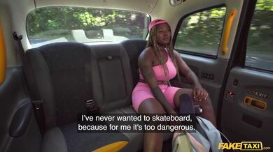 Černošská skejťačka s obříma kozama a zadkem si to rozdala s taxikářem za jízdu zdarma