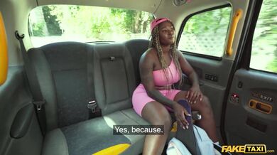 Černošská skejťačka s obříma kozama a zadkem si to rozdala s taxikářem za jízdu zdarma