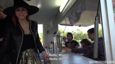 Šukání kurvičky v kostýmu čarodějnice na pouliční párty