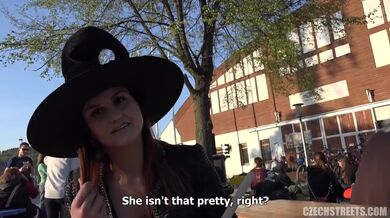 Šukání kurvičky v kostýmu čarodějnice na pouliční párty