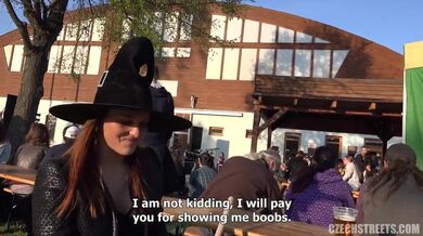 Šukání kurvičky v kostýmu čarodějnice na pouliční párty