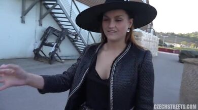 Šukání kurvičky v kostýmu čarodějnice na pouliční párty