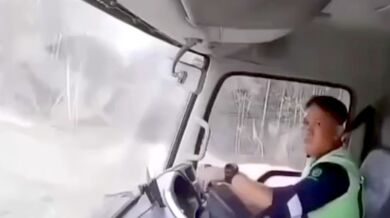 Masivní sesuv půdy v indonéském niklovém dole zničil těžkou techniku a ohrozil dělníky