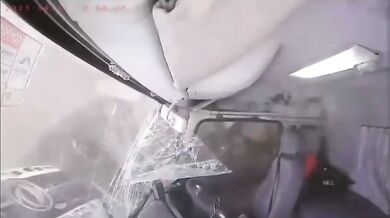 Masivní sesuv půdy v indonéském niklovém dole zničil těžkou techniku a ohrozil dělníky