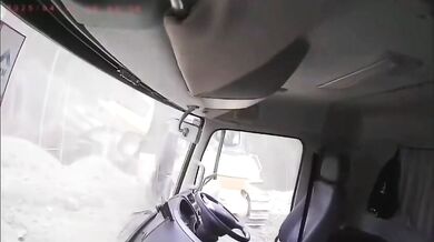 Masivní sesuv půdy v indonéském niklovém dole zničil těžkou techniku a ohrozil dělníky