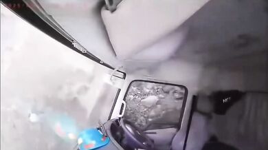 Masivní sesuv půdy v indonéském niklovém dole zničil těžkou techniku a ohrozil dělníky