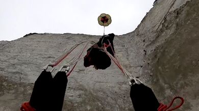 Mrazivé záběry basejumpera, kterému se včas neotevřel padák