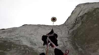 Mrazivé záběry basejumpera, kterému se včas neotevřel padák