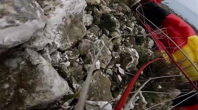 Mrazivé záběry basejumpera, kterému se včas neotevřel padák