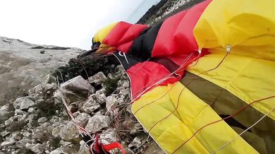 Mrazivé záběry basejumpera, kterému se včas neotevřel padák