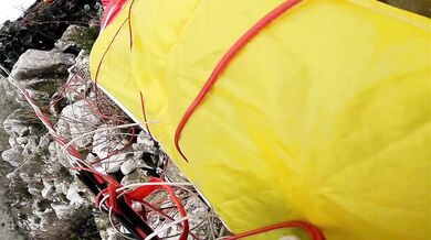 Mrazivé záběry basejumpera, kterému se včas neotevřel padák