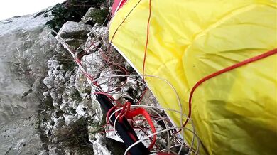 Mrazivé záběry basejumpera, kterému se včas neotevřel padák