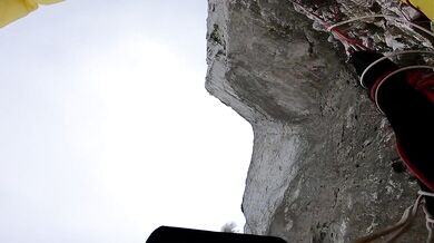 Mrazivé záběry basejumpera, kterému se včas neotevřel padák