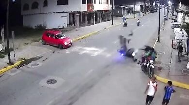 Střet dvou motorkářů na křižovatce
