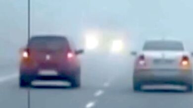 Nebezpečné předjíždění v husté mlze málem skončilo tragédií