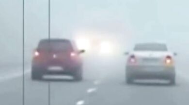 Nebezpečné předjíždění v husté mlze málem skončilo tragédií