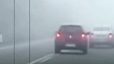 Nebezpečné předjíždění v husté mlze málem skončilo tragédií