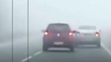 Nebezpečné předjíždění v husté mlze málem skončilo tragédií