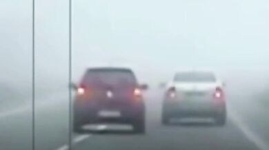 Nebezpečné předjíždění v husté mlze málem skončilo tragédií