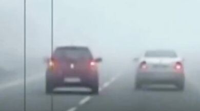 Nebezpečné předjíždění v husté mlze málem skončilo tragédií
