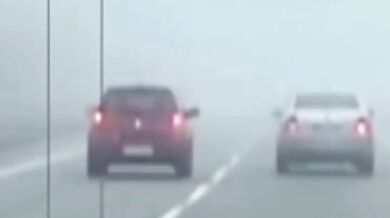 Nebezpečné předjíždění v husté mlze málem skončilo tragédií