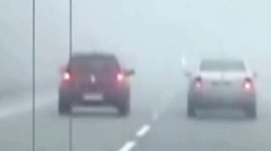 Nebezpečné předjíždění v husté mlze málem skončilo tragédií