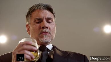 Gabbie Carter skončila v brutálním sevření a nechala si vymrdat obě dírky dvěma tlustými kládami