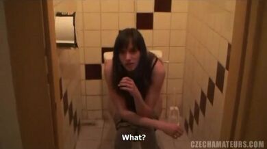 Mladý pár šuká doma i v lese