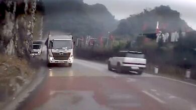 Řidič nákladního vozidla ztratil kontrolu nad vozidlem kvůli selhání brzd