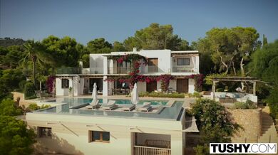 Drobná kráska si nechá ukojit anální chutě