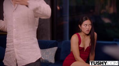 Drobná kráska si nechá ukojit anální chutě