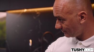 Drobná kráska si nechá ukojit anální chutě