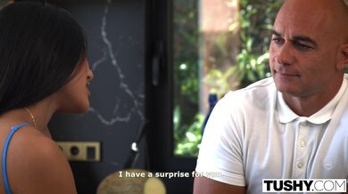 Drobná kráska si nechá ukojit anální chutě