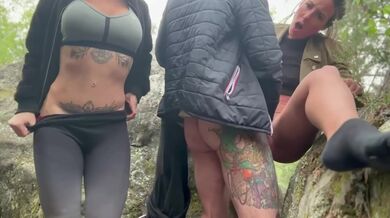 Francouzské ženy v domácnosti ošukané v lese ve trojce