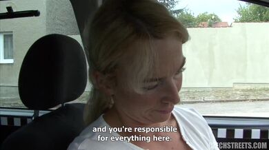 Blonďatá taxikářka ošukaná v autě
