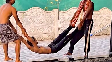 Hození kamaráda do bazénu