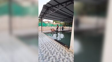 Hození kamaráda do bazénu