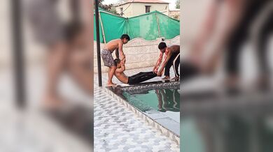 Hození kamaráda do bazénu