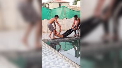 Hození kamaráda do bazénu