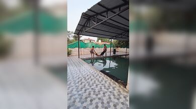 Hození kamaráda do bazénu