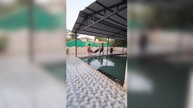 Hození kamaráda do bazénu