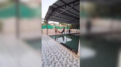 Hození kamaráda do bazénu