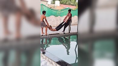 Hození kamaráda do bazénu